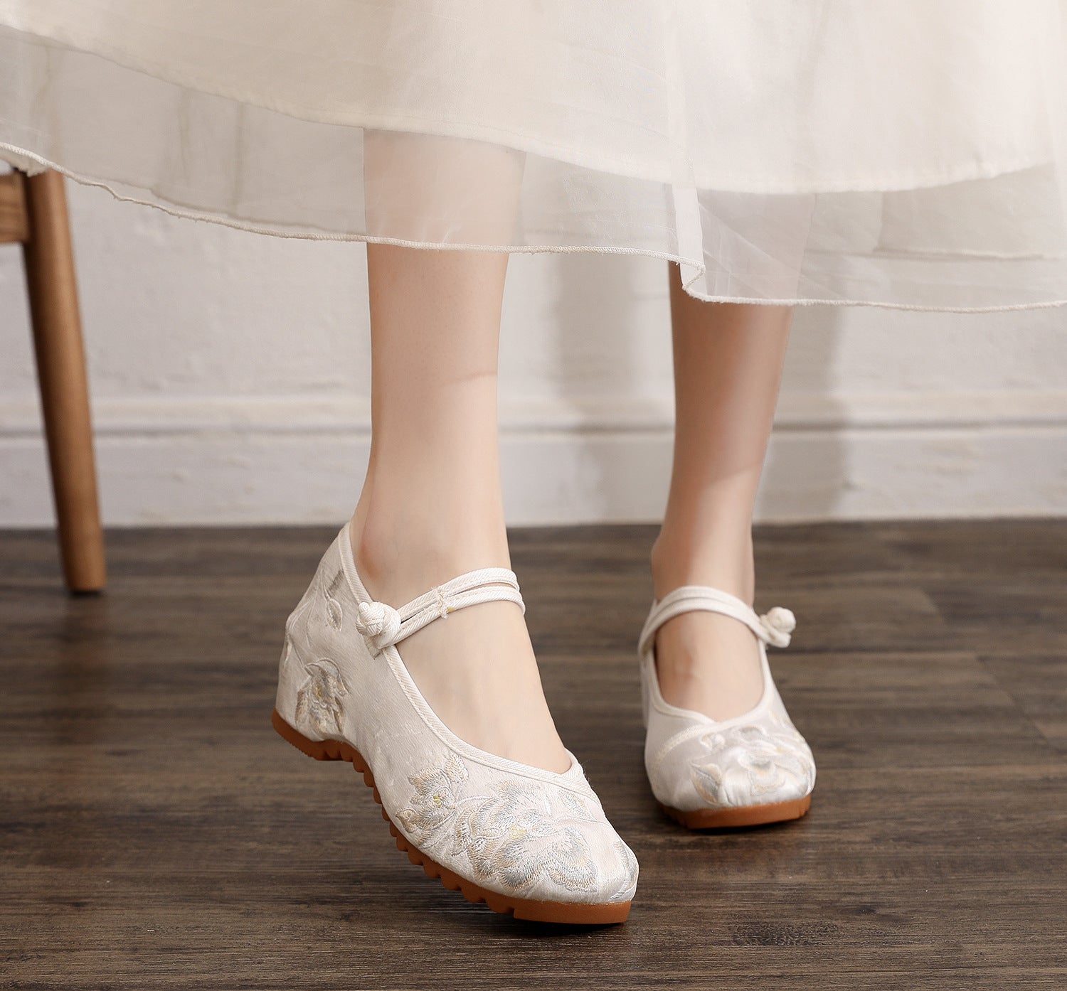 Women's Round Toe Invisible Elevated Antique Style Embroidery Flat Cloth Shoes