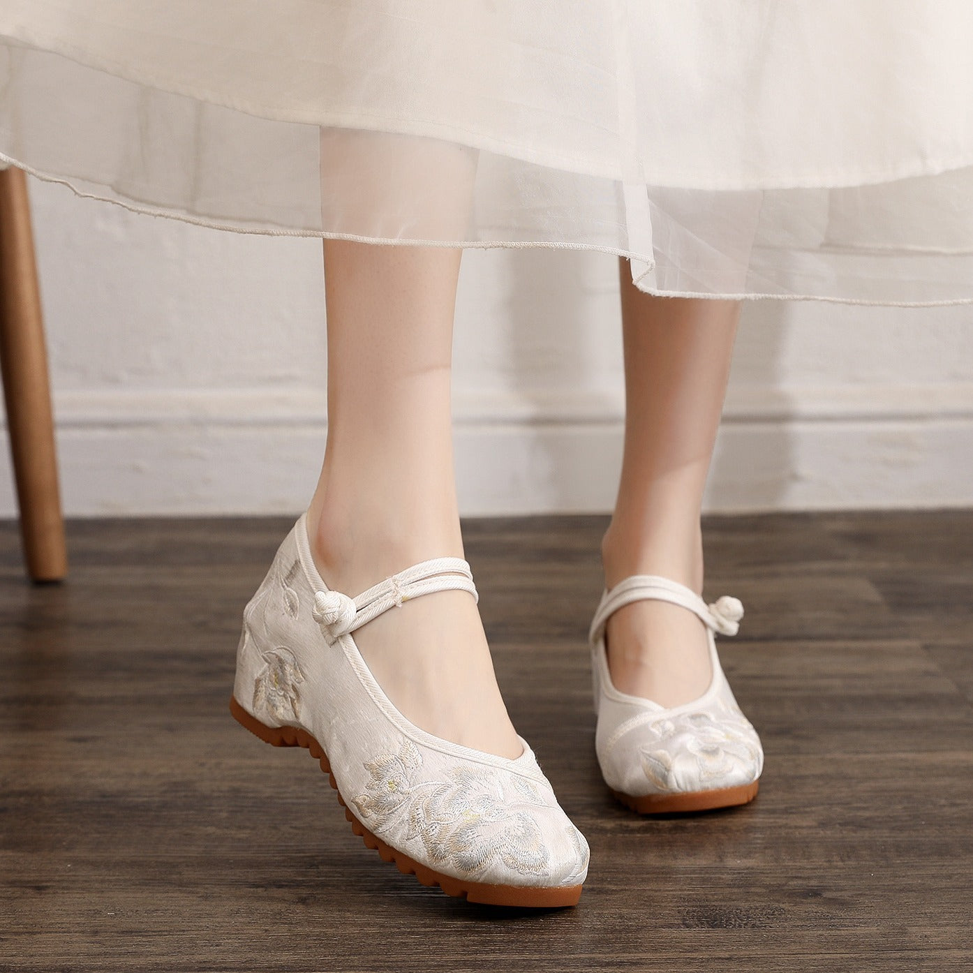 Women's Round Toe Invisible Elevated Antique Style Embroidery Flat Cloth Shoes