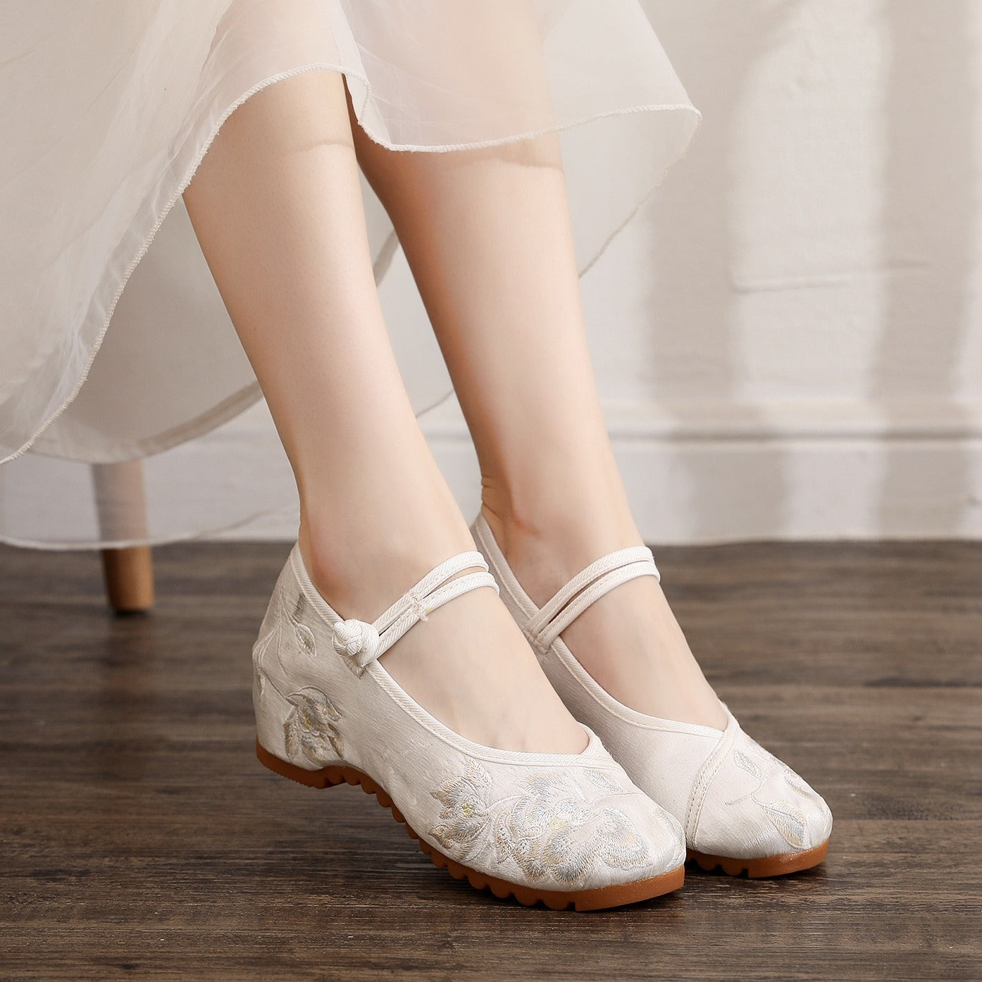 Women's Round Toe Invisible Elevated Antique Style Embroidery Flat Cloth Shoes