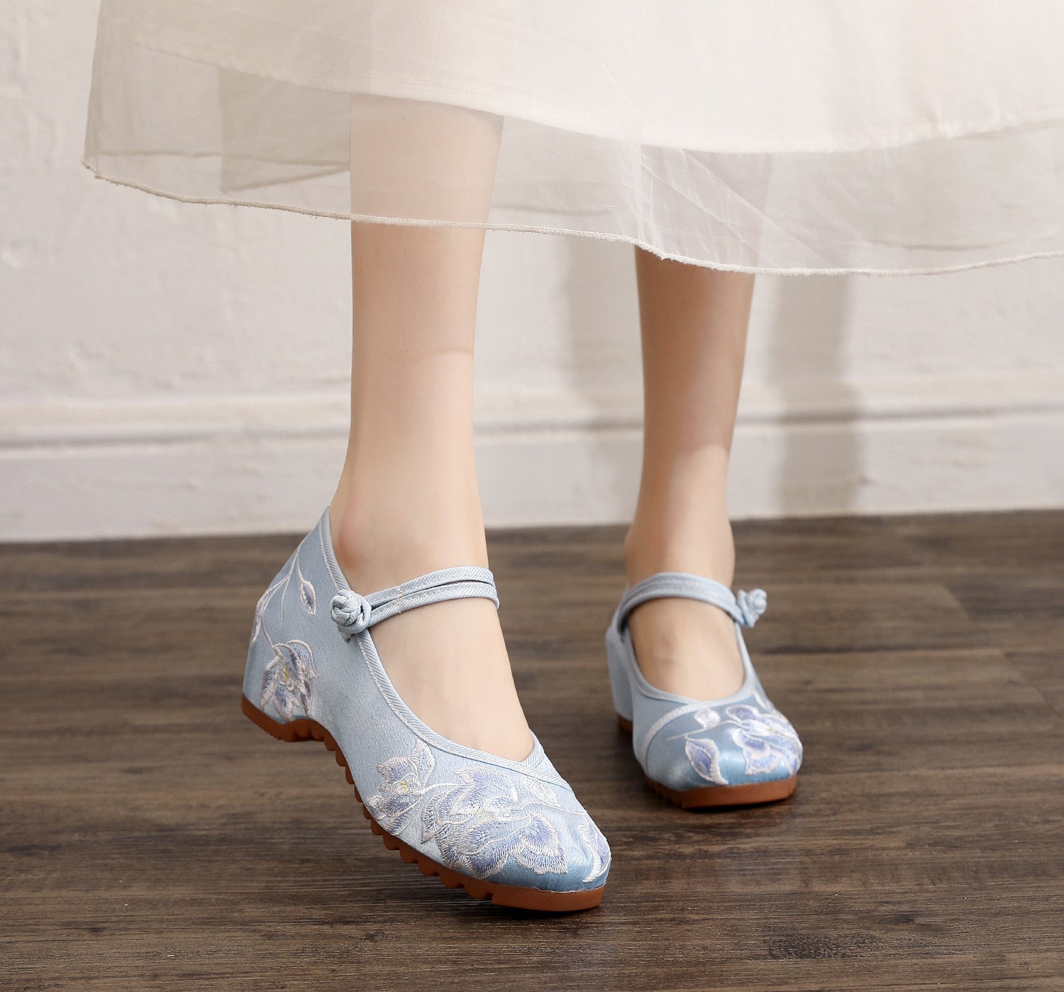 Women's Round Toe Invisible Elevated Antique Style Embroidery Flat Cloth Shoes